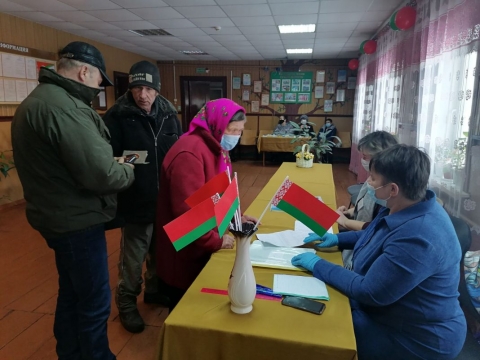 Праздник для сельчан: голосующие на Соколовском участке пришли и гражданский долг выполнить, и концерт посмотреть. Фото