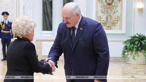 &quot;Такие люди сейчас на вес золота&quot;. Лукашенко дал боевое задание известной белорусской фронтовичке и всем ветеранам