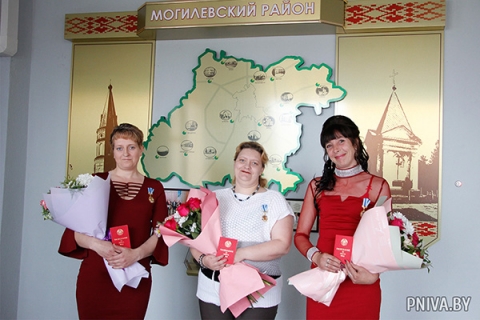 Многодетным матерям из Могилевского района вручили ордена Матери