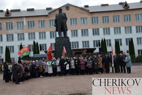 Обновленный памятник В.И. Ленину — такой подарок руководство Чериковского района сделало чериковлянам к 7 ноября