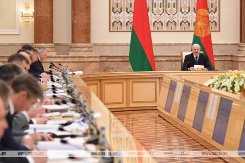Лукашенко требует максимальной отдачи от каждого вложенного рубля в экономику