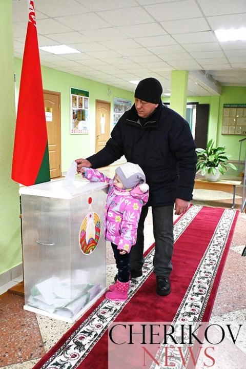 Активно идет голосование на Ленинском избирательном участке