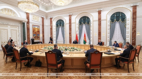 Лукашенко: задача партий - не разъединять, а объединять общество