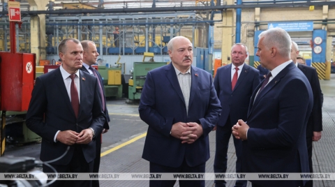 Лукашенко напомнил об инвестпроектах в регионах: каждый район должен зарабатывать себе деньги