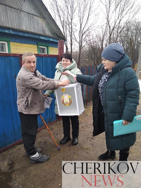 Жители Чериковского района воспользовались возможностью проголосовать на дому