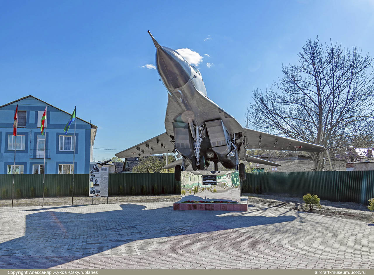 Памятник Герою Советского Союза генерал-лейтенанту авиации Е. М. Николаенко в городе Чериков