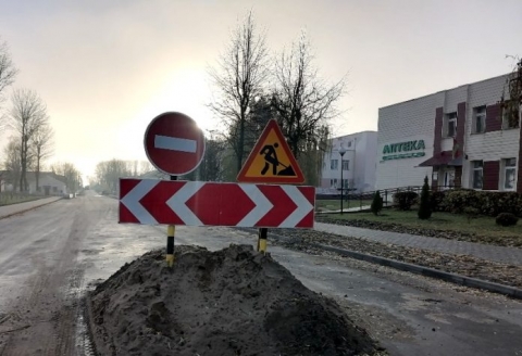 Только дорожники завершили укладку асфальта на улице Болдина в Черикове, как нашлись те, кто решил его «опробовать». Почему этого делать нельзя?