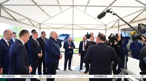 Лукашенко в Костюковичах продемонстрировали новую автолавку Белкоопсоюза