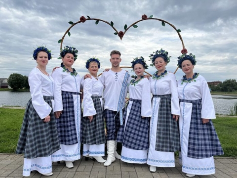 10-й региональный конкурс фольклорных и народных ансамблей «Из века в век» прошел в Черикове. Смотрите, как это было атмосферно и аутентично