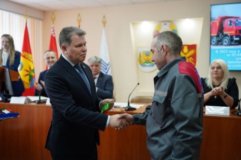 Александр Студнев вручил ключи от новых МАЗов работникам Белорусского цементного завода