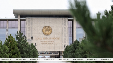 Лукашенко накануне инаугурации рубил дрова и провел хоккейную тренировку