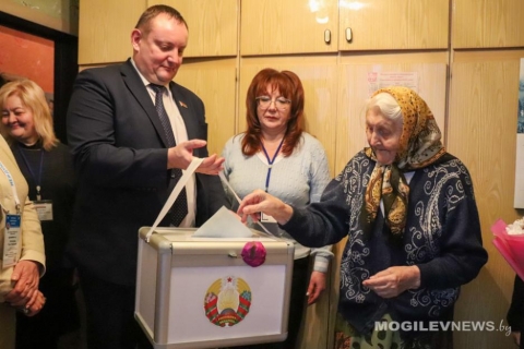 100-летняя жительница Могилева Мария Старовойтова сделала свой выбор на дому