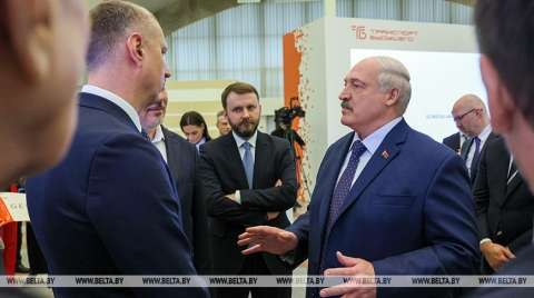 Дрон-художник и &quot;Стрекоза&quot;. Лукашенко посещает выставку новейших российских беспилотников