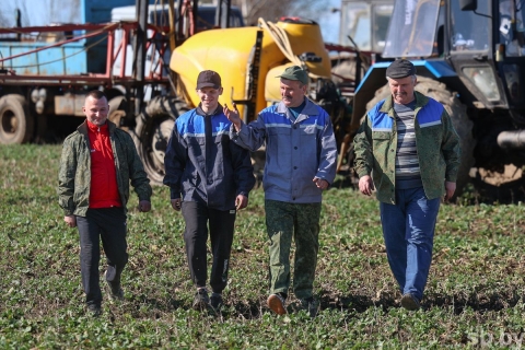 Представители трудовых династий — в числе передовиков на весенних полевых работах в Могилевской области