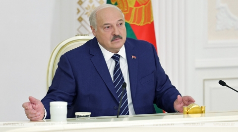 &quot;Должен пройтись так, чтобы губернатор вспотел&quot;. Лукашенко о требованиях к помощникам в регионах