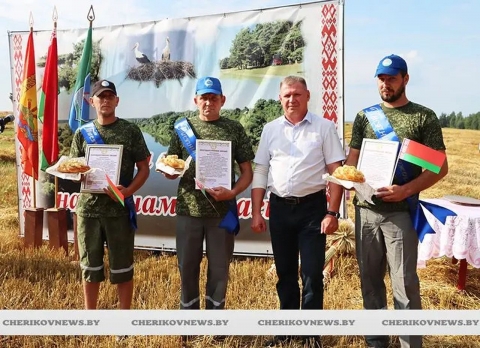 Заветная тысяча достигнута! В ОАО «Чериковрайагропромтехснаб» чествовали экипаж комбайнеров и водителя, преодолевших рубеж в тысячу тонн