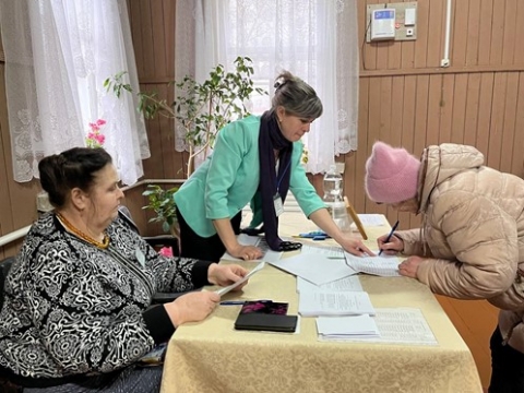 Оживленно и празднично на Удожском участке для голосования.