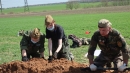 Поисковики просят помочь в установлении имени молодого парня, погибшего в годы войны в Чаусском районе