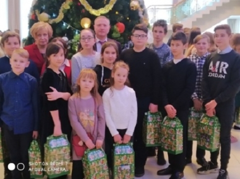 В  огнях  желаний  новогодней  елки