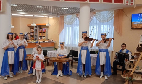 Землю украшает труд