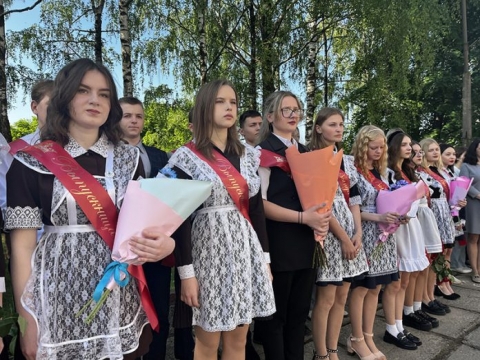 Искренние слезы, объятия, букеты цветов и обещания не забывать друг друга. Именно в такой атмосфере в средней школе № 1 прозвучал последний звонок