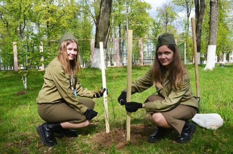 Работающая молодёжь Чериковского района приняла участие в трудовой акции в честь Дня Победы