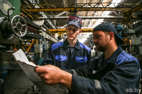 На Могилевский автозавод в этом году прибыли более 60 молодых специалистов