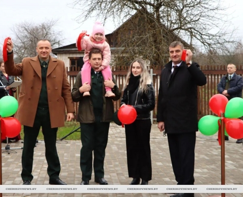 Ключи от первого в районе деревянного арендного дома вручили семье работников Чериковского лесхоза