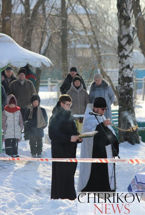 В Черикове на городском озере прошел чин освящения воды. Смотрите как это было