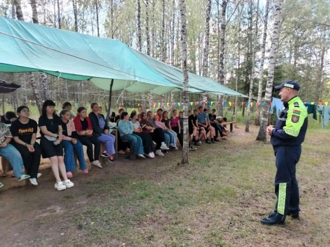 Безопасные каникулы: автоинспектор Чериковского РОВД напомнил детям правила ПДД