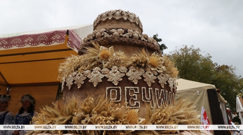 Лукашенко поздравил аграриев Гомельской области: пусть земля щедро отвечает на вашу заботу богатыми урожаями