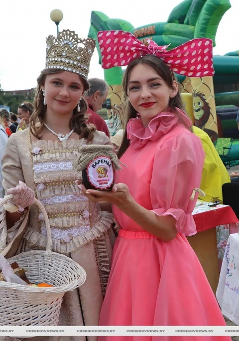 Вишневое, апельсиновое, персиковое, и даже яблочное со сгущенкой — фестиваль варенья прошел в Черикове