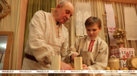  Глусский бондарь создает свои изделия по традиционным технологиям