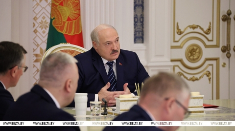 Лукашенко - чиновникам: мы должны защитить суверенную Беларусь своим трудом, кровью, потом и жизнью