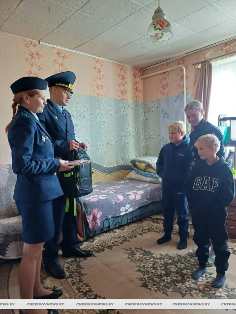 “Мы желаем вам хорошо учиться”: работники прокуратуры Чериковского района присоединились к благотворительной акции