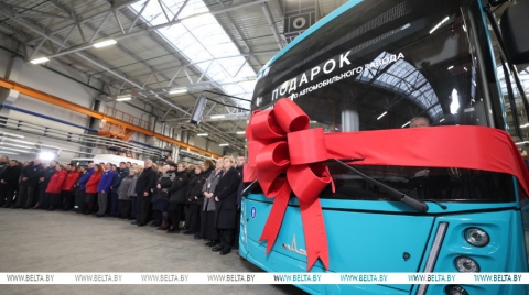 Лукашенко на МАЗе подарили автобус