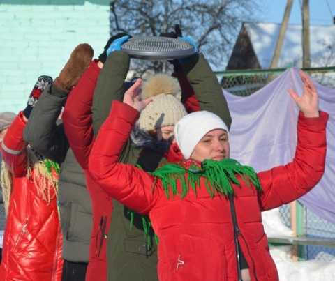 Блинами угощали, частушки пели, на скорость и ловкость соревновались. В Черикове празднуют Масленицу
