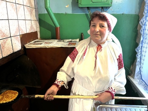 Масленичная неделя началась: готовим блины по старинному рецепту с Зинаидой Данилкиной из агрогородка Езеры
