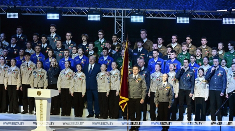 &quot;Жила бы страна родная, и нету других забот!&quot; Лукашенко вместе с бойцами студотрядов спел о тревожной молодости