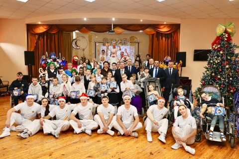 Сказочное представление и подарки. Охрановцы поздравили детей из школы-интерната в Осиповичах с Новым годом