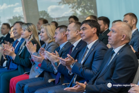 Анатолий Исаченко вручил спецпремии Могилевского облисполкома: 40 молодых лидеров региона удостоены наград в День народного единства