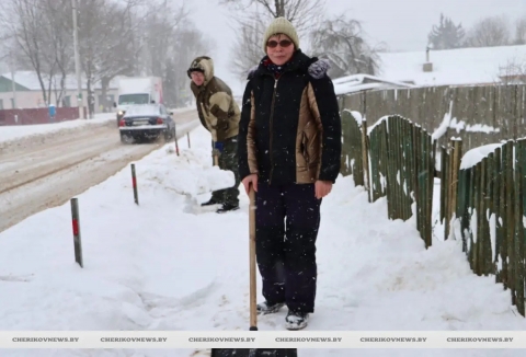 Убираем снег вместе! К уборке снега присоединяются трудовые коллективы предприятий, учреждений, организаций, жители Чериковщины