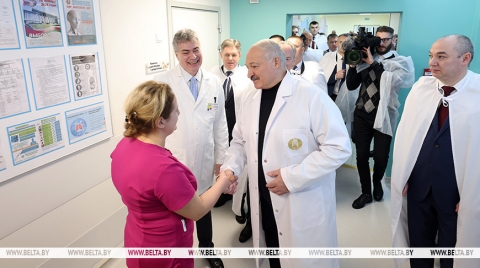 Лукашенко - медикам: будем стараться, чтобы вы работали на родной земле, а не бегали в поисках лучшей жизни