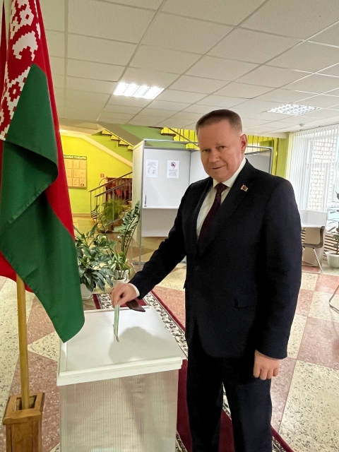 Председатель Чериковского районного исполнительного комитета Олег Малышевский проголосовал на президентских выборах