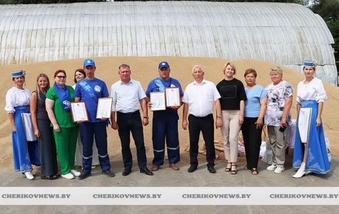 Водители Автопарка № 20 первыми в Чериковском районе отвезли от комбайнов свыше тысячи тонн