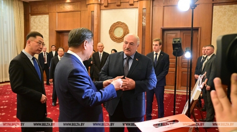 Лукашенко вышел на лед с хоккейной командой Пекинского университета