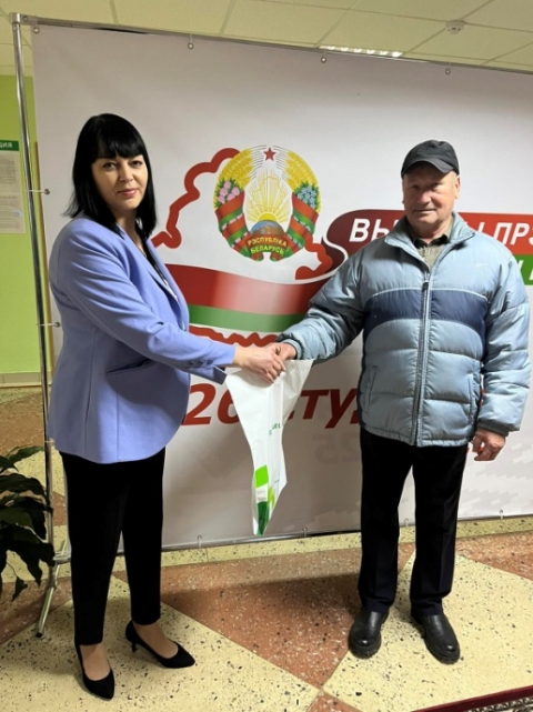 Чериковлянин Василий Харитоненко стал первым избирателем на Ленинском участке для голосования